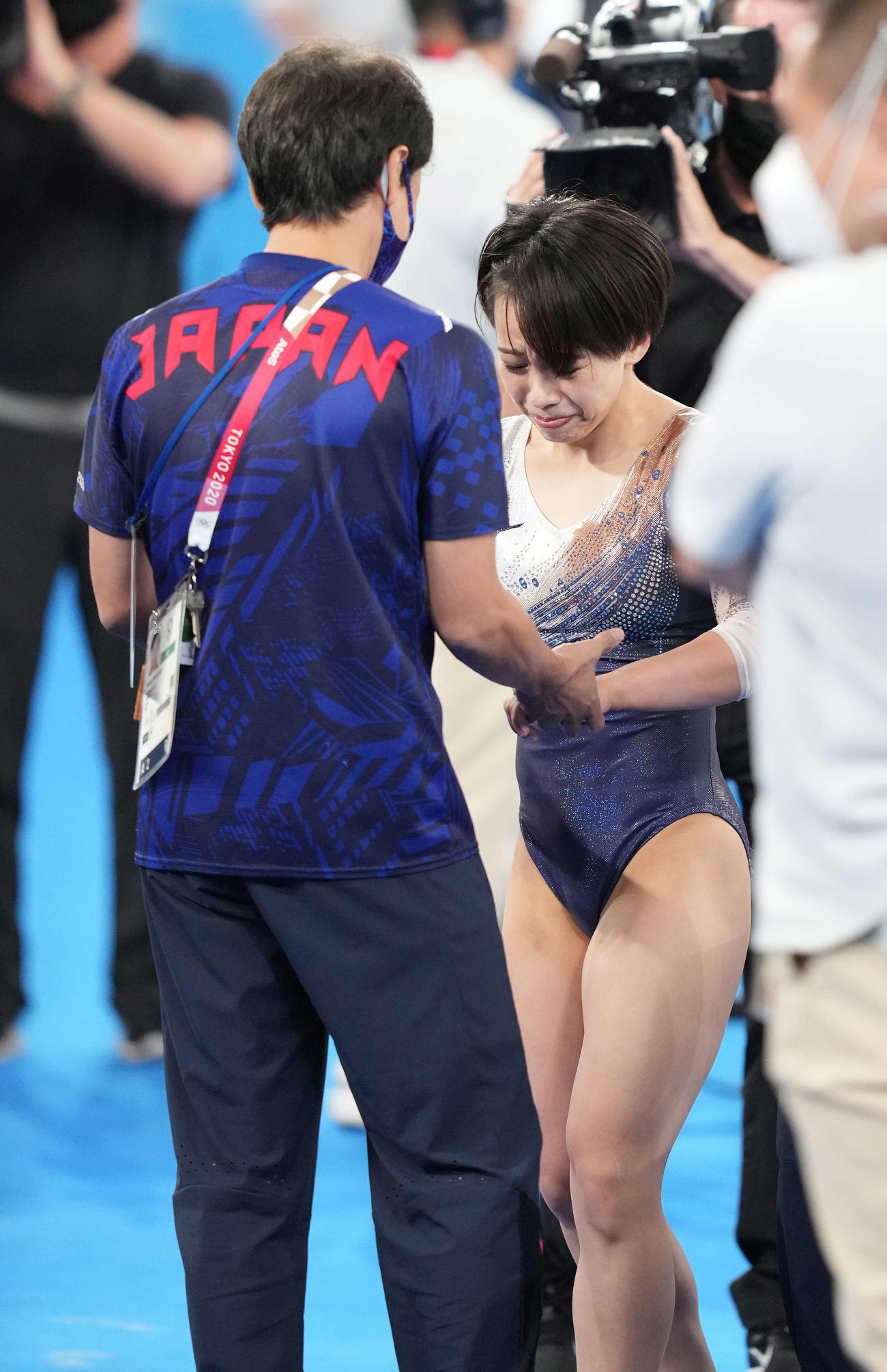 体操女子種目別床運動決勝　演技を終え感極まる村上（右）（撮影・鈴木みどり）