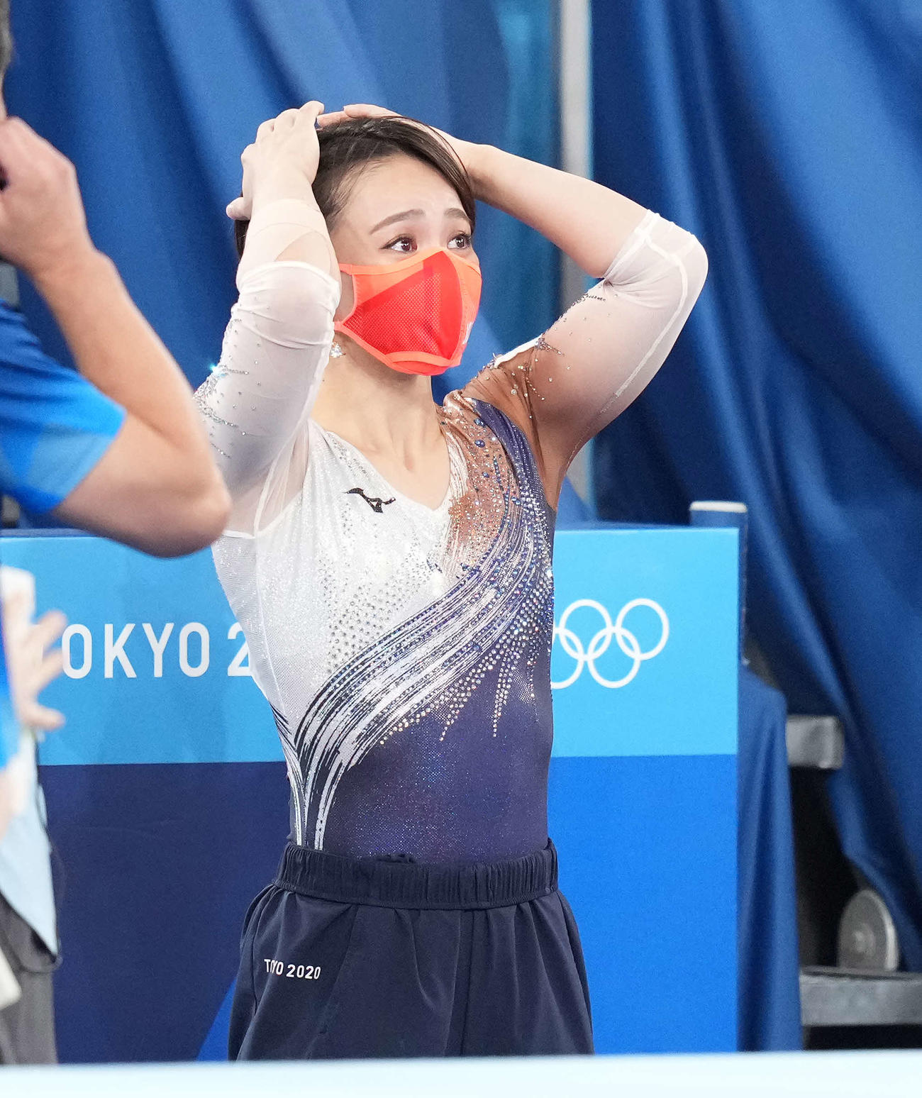 体操女子種目別床運動決勝　最終順位を確認し、銅メダルの村上は感極まる（撮影・鈴木みどり）