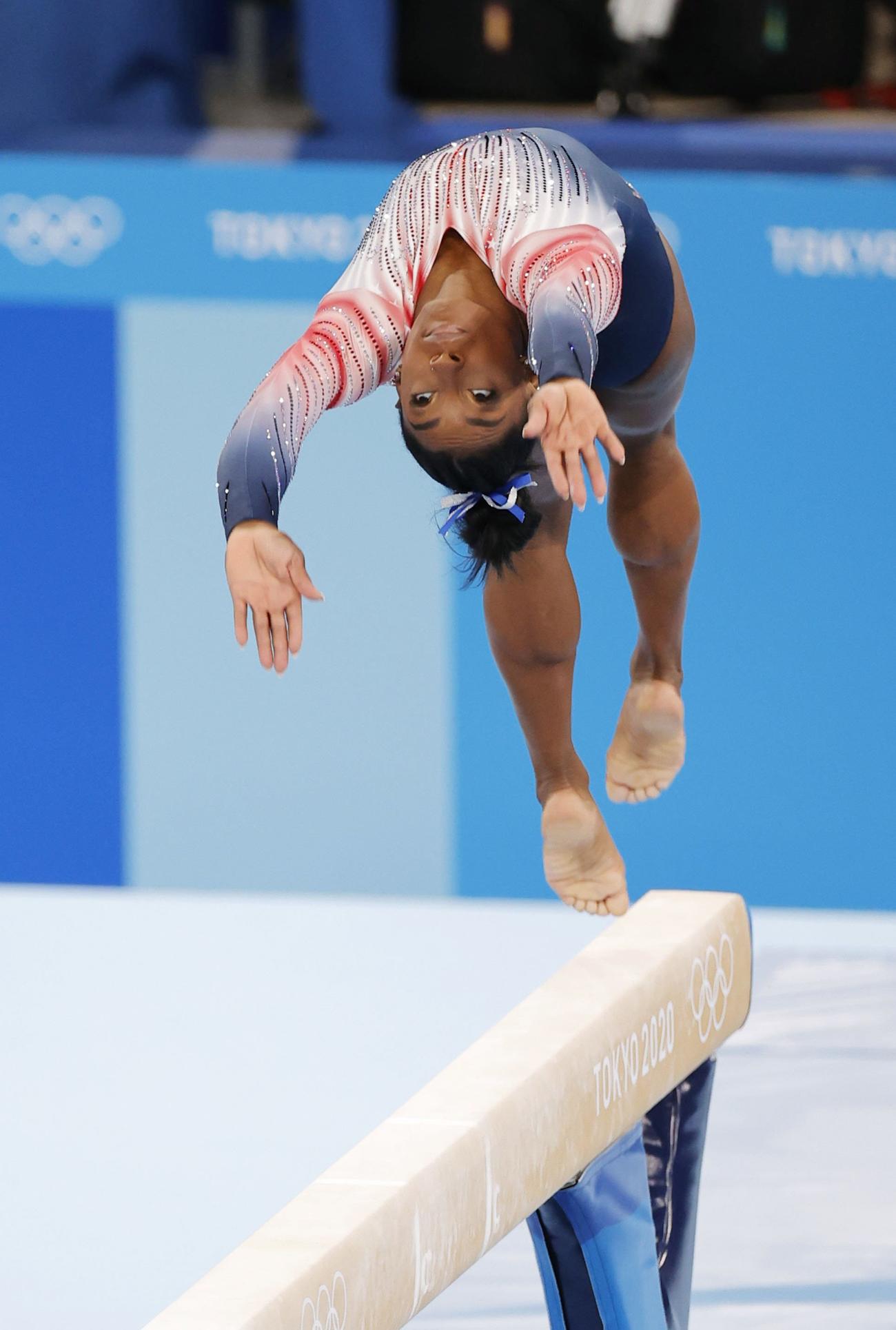 女子種目別平均台決勝　演技するシモーン・バイルス＝有明体操競技場（共同）