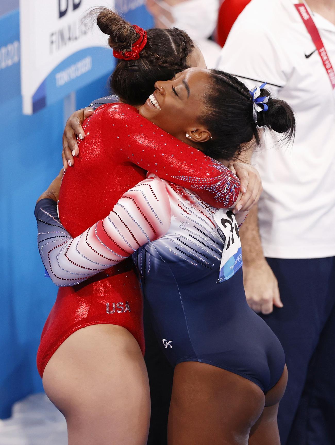 女子種目別平均台決勝の演技を終え、抱き合うシモーン・バイルス（右）＝有明体操競技場（共同）
