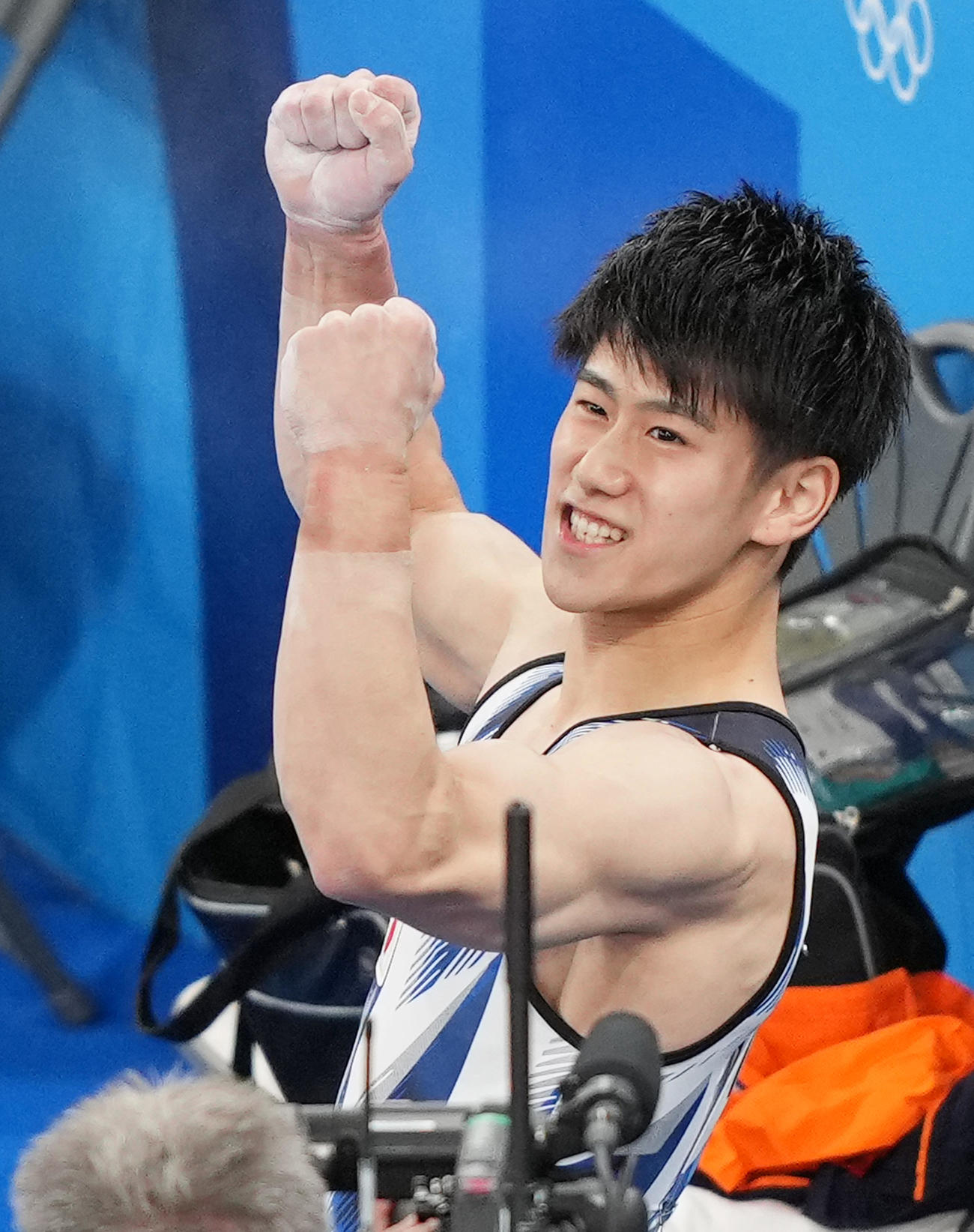 男子種目別鉄棒決勝　演技を終え首位の橋本大輝は、ガッツポーズを見せる