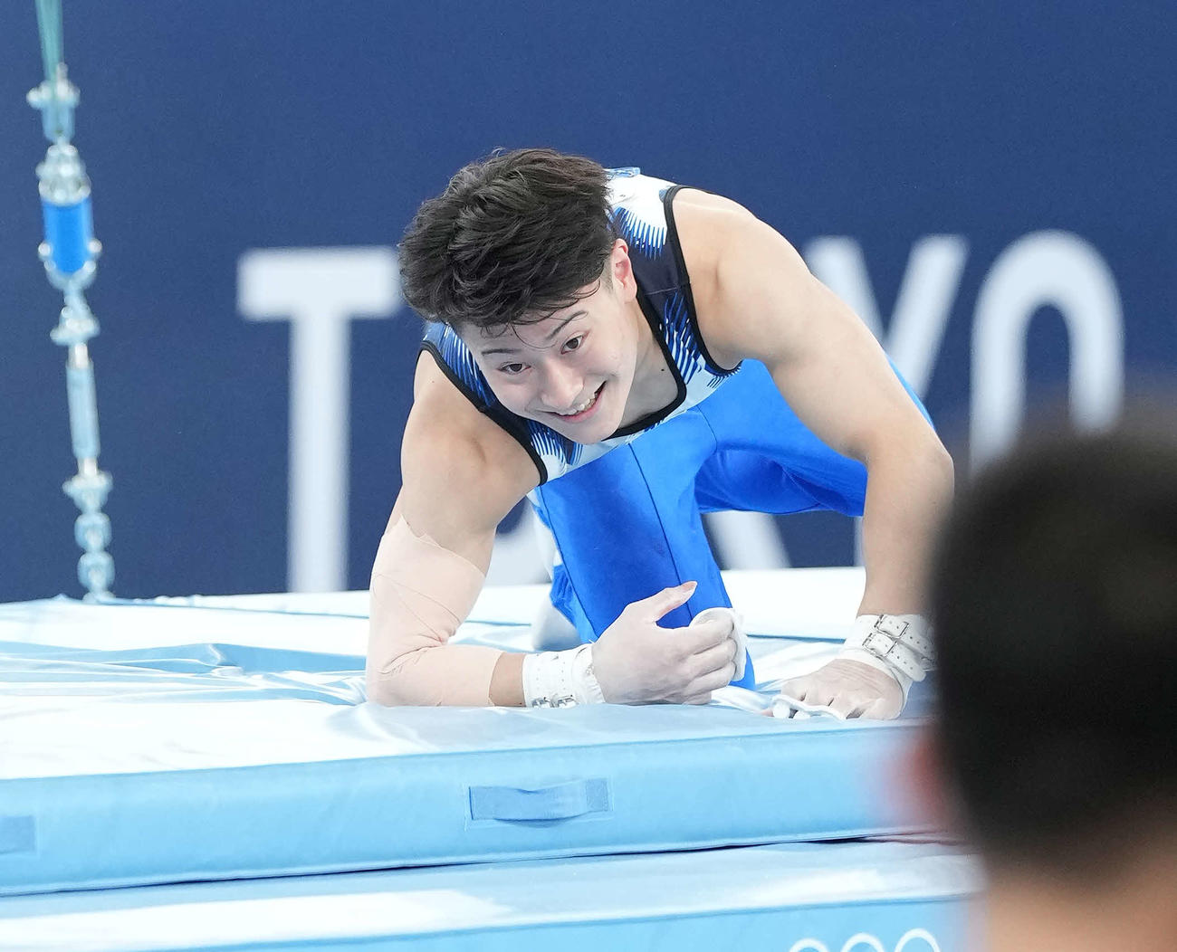 体操男子種目別鉄棒決勝　演技途中で落下する北園（撮影・鈴木みどり）