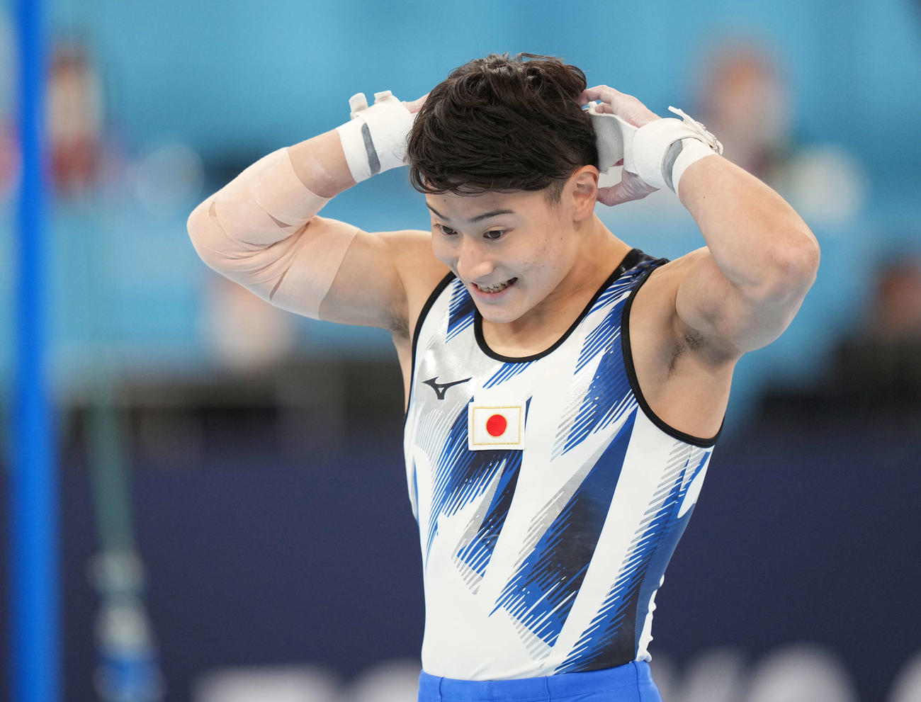 体操男子種目別鉄棒決勝　演技を終え頭を抱える北園（撮影・鈴木みどり）