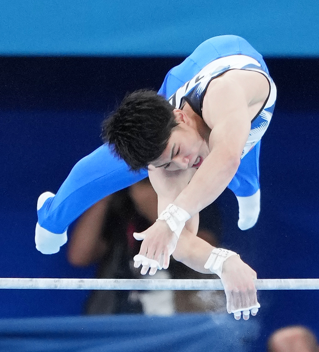 男子種目別鉄棒決勝で演技をする橋本