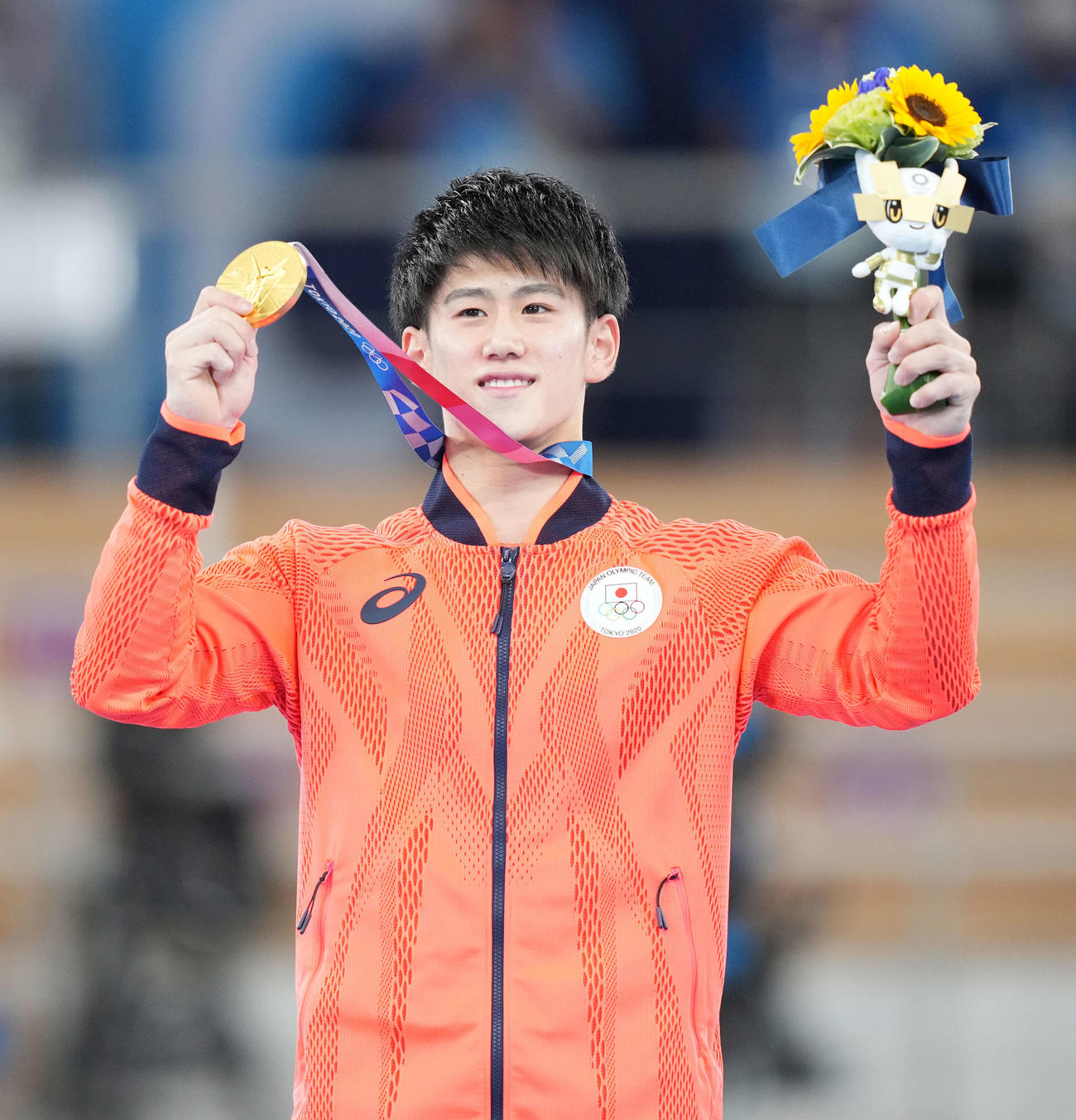 体操男子種目別鉄棒決勝　金メダルを手に笑顔の橋本（撮影・鈴木みどり）