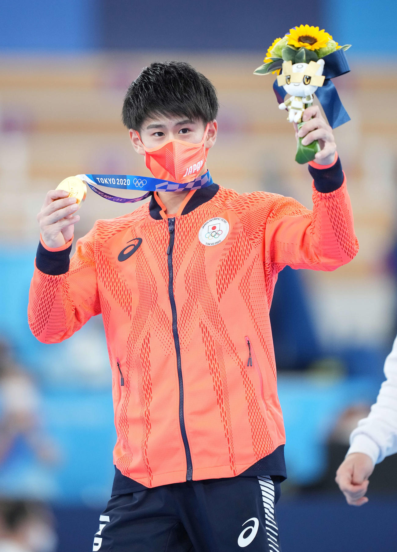 体操男子種目別鉄棒決勝　金メダルを手に声援に応える橋本（撮影・鈴木みどり）