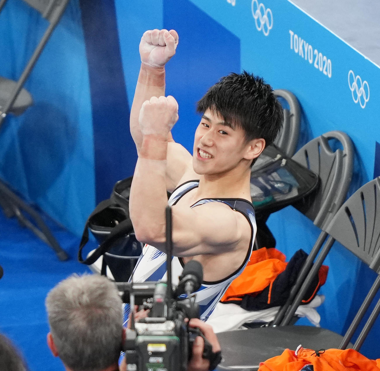 男子種目別鉄棒決勝　演技を終え首位の橋本大輝は、ガッツポーズを見せる