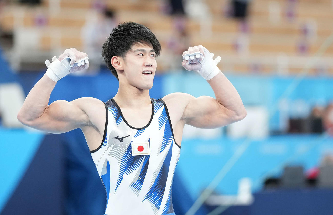体操男子種目別鉄棒決勝　演技を終えガッツポーズする橋本（撮影・鈴木みどり）