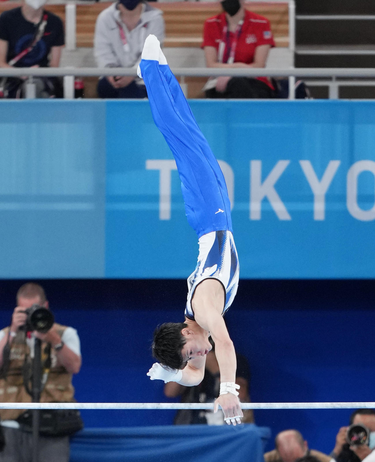 男子種目別鉄棒決勝で演技をする橋本