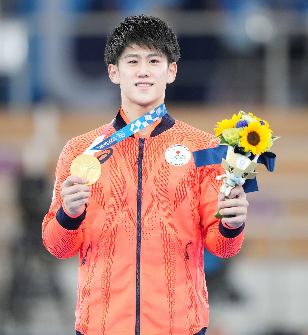 体操男子種目別鉄棒決勝　金メダルを手に笑顔の橋本（撮影・鈴木みどり）