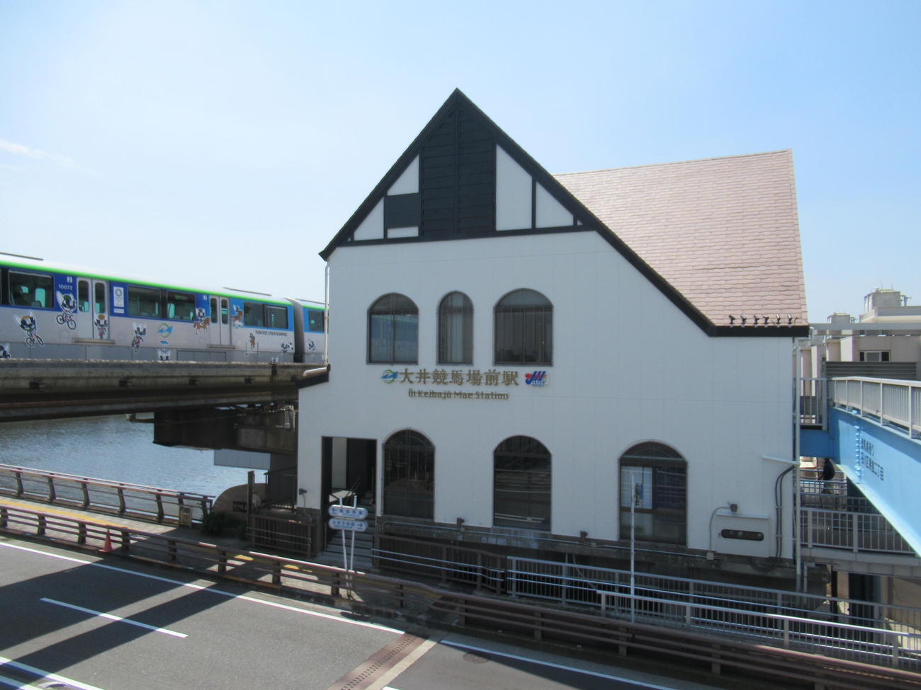 大井ホッケー場の最寄り駅・東京モノレール大井競馬場前駅の外壁右に日本ホッケー協会のロゴが設置された（撮影・益田一弘）