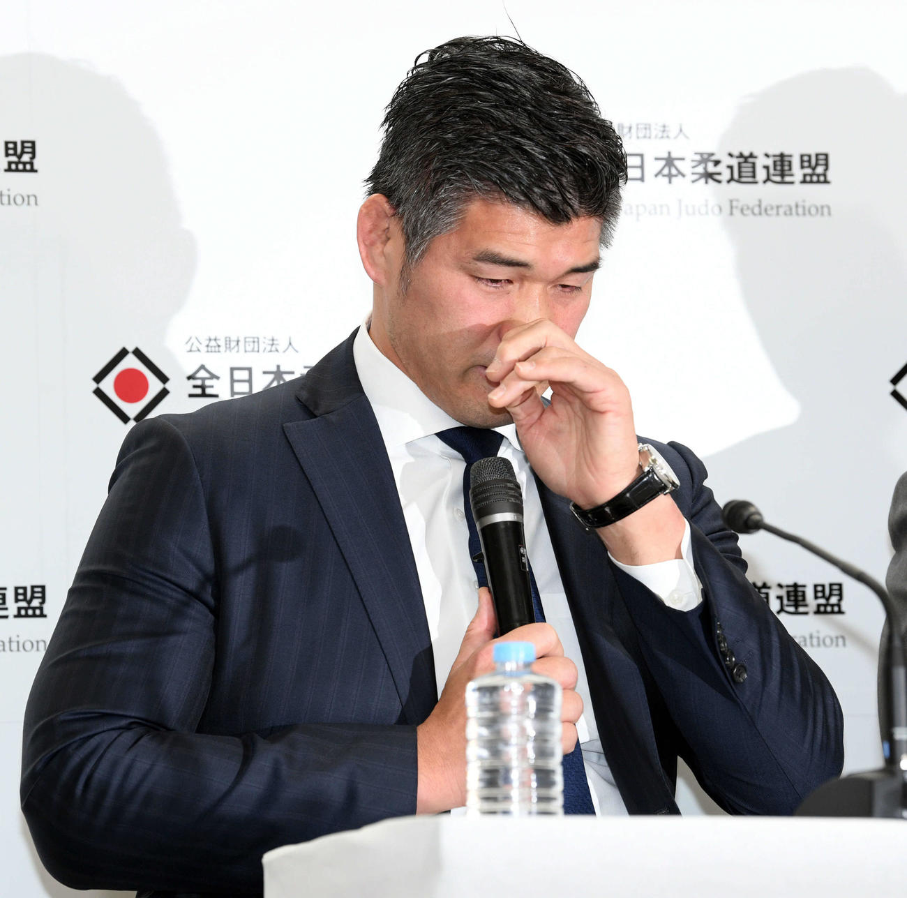 東京五輪代表内定者を発表し落選した選手を思い感極まる井上男子監督（撮影・滝沢徹郎）