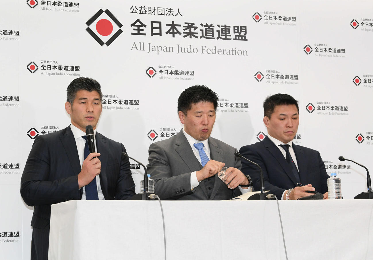 東京五輪代表内定者を発表する井上男子監督（左）。中央は金野強化委員長。右は増地女子監督（撮影・滝沢徹郎）
