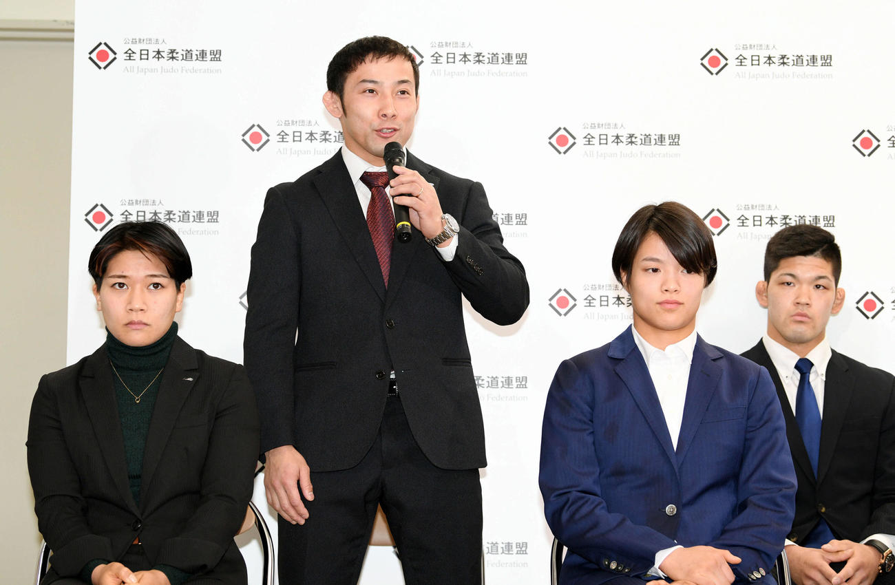 東京五輪代表に内定し会見する高藤（左から2人目）。左から渡名喜、1人おいて阿部詩、大野（撮影・滝沢徹郎）