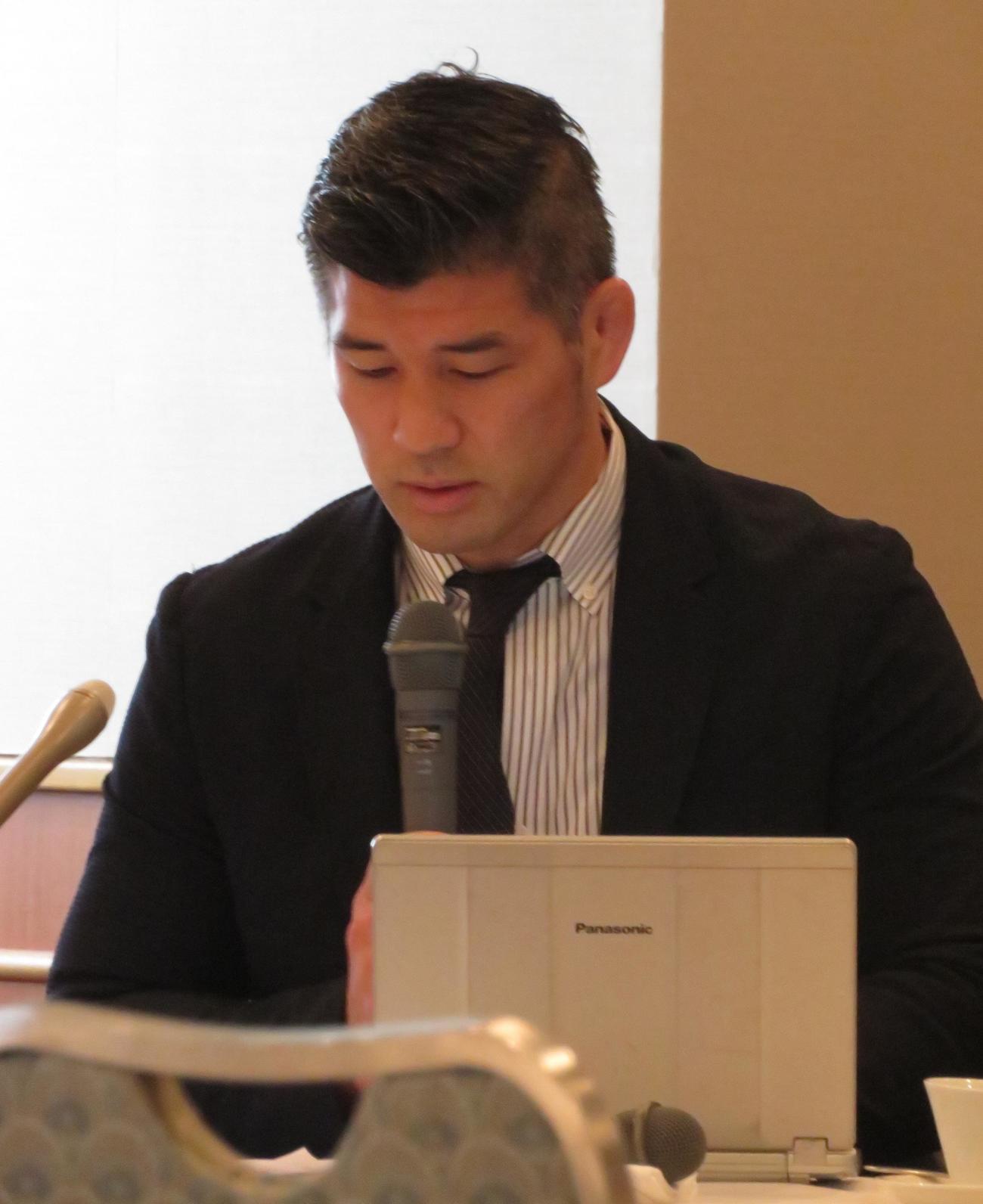 全日本選抜体重別選手権の組み合わせ抽選会で、質疑応答に応じる井上康生監督（撮影・峯岸佑樹）