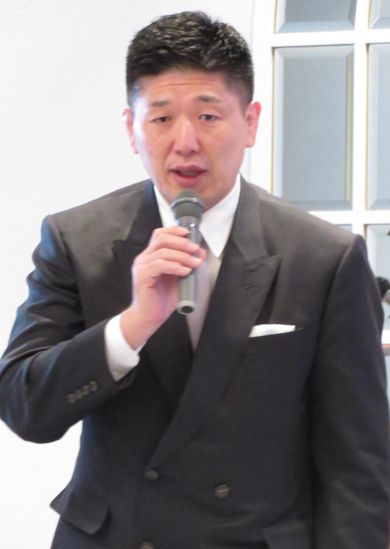 全日本選抜体重別選手権の組み合わせ抽選会で挨拶する金野潤強化委員長（撮影・峯岸佑樹）