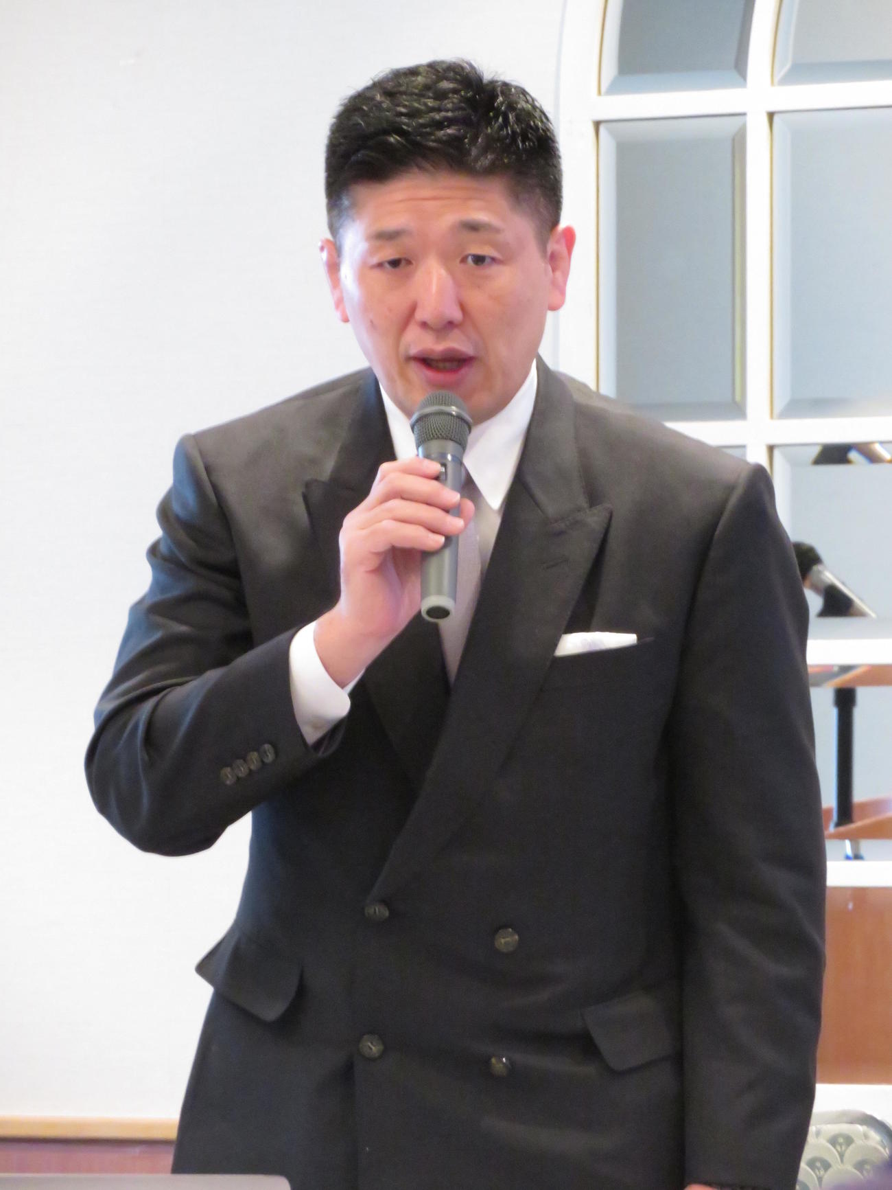 全日本選抜体重別選手権の組み合わせ抽選会で挨拶する金野潤強化委員長（撮影・峯岸佑樹）