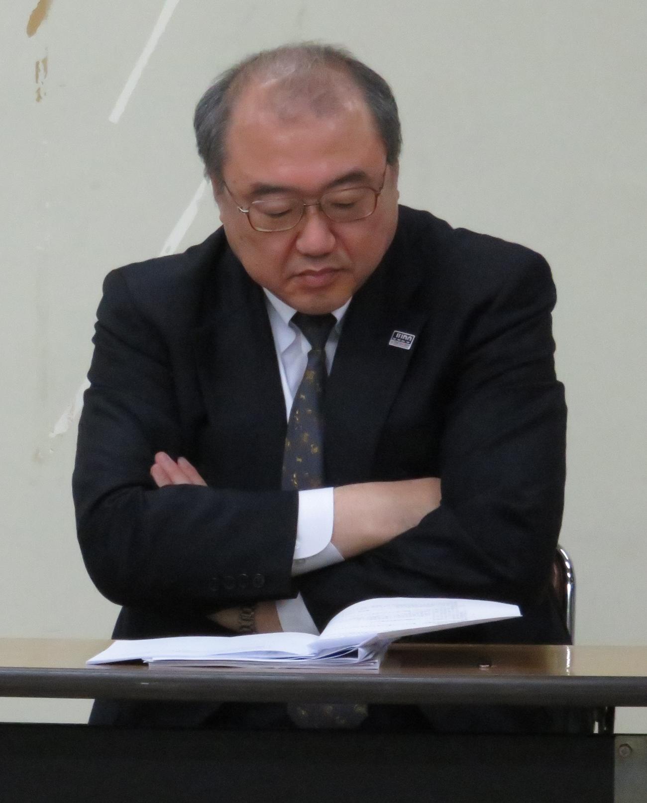 全日本柔道連盟の理事会後、取材に応じる中里壮也専務理事（撮影・峯岸佑樹）