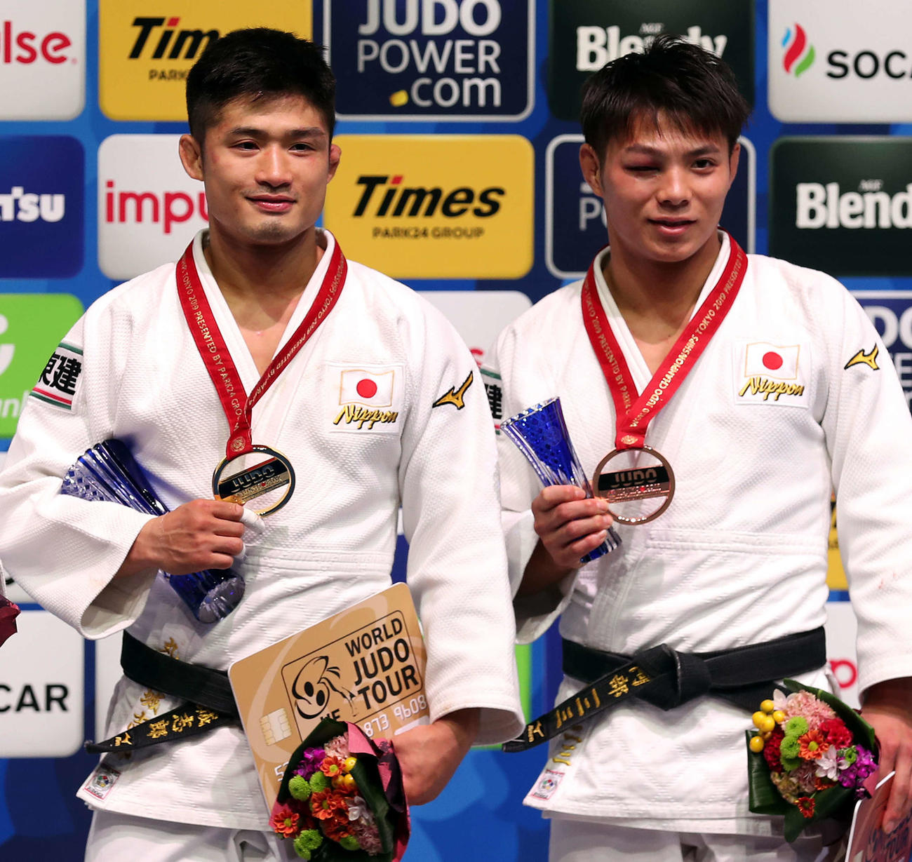 世界柔道選手権男子66キロ級の表彰式で並んで記念写真に納まる優勝した丸山（左）と3位の阿部（19年8月26日撮影）