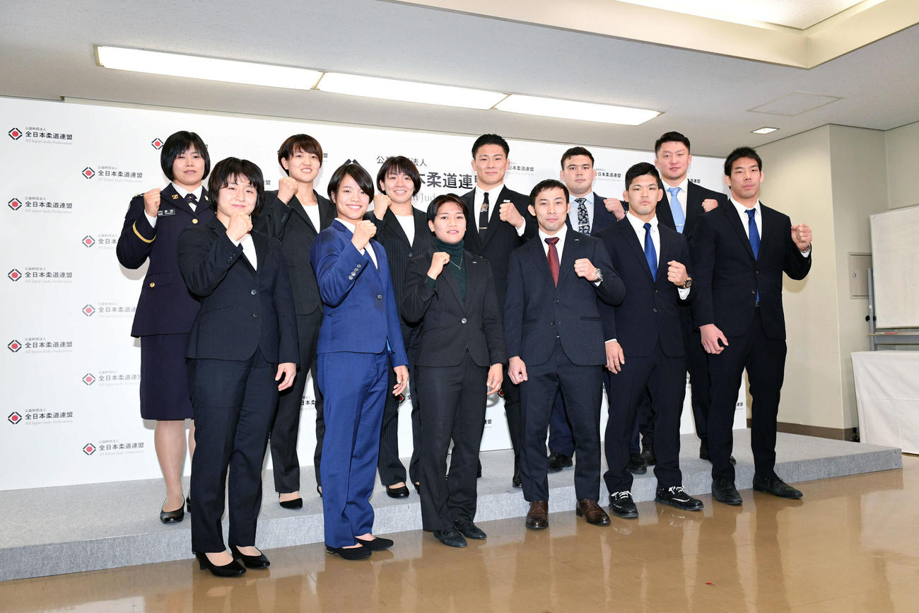 東京五輪代表に内定した選手たち。前列左から芳田、阿部詩、渡名喜、高藤、大野、永瀬。後列左から浜田、新井、田代、向、ウルフ・アロン、原沢（2020年2月27日撮影）