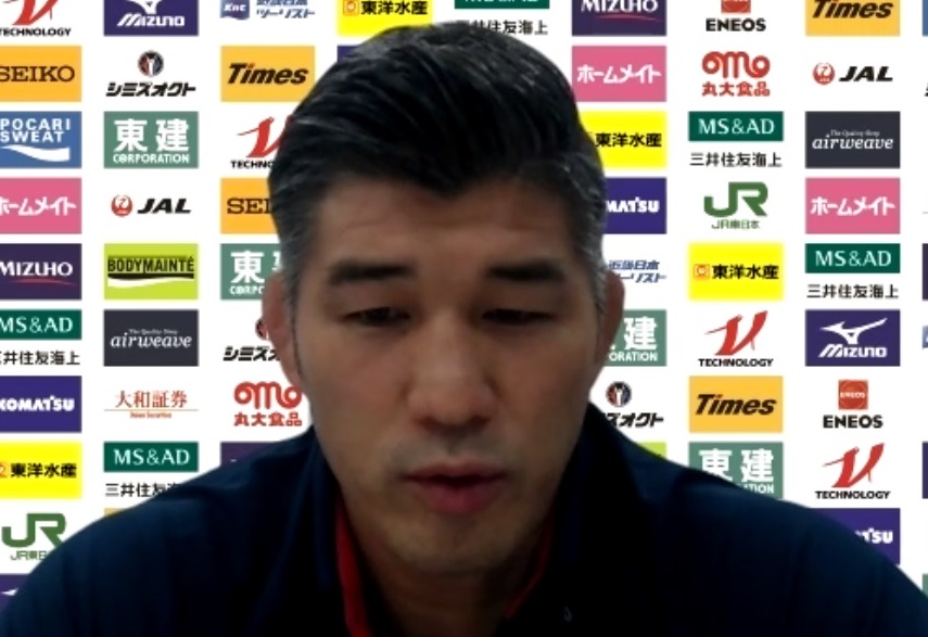 オンライン取材に応じる井上康生監督