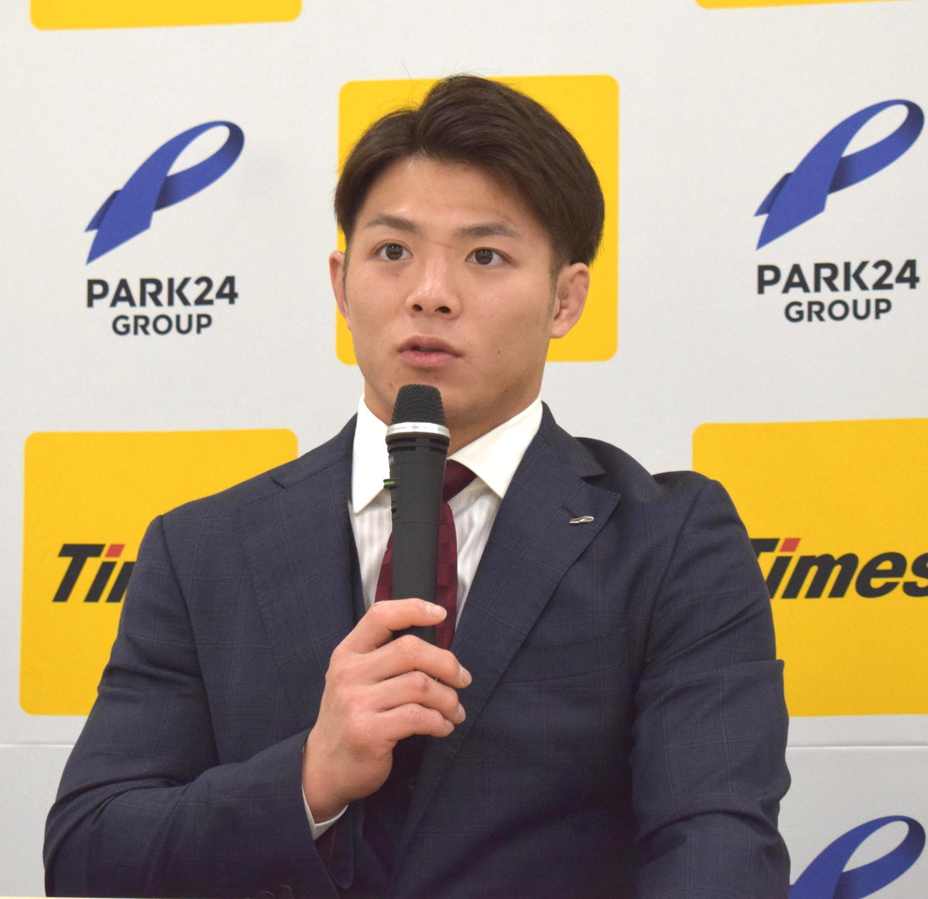 代表決定戦の一夜明け会見を行う阿部一二三（パーク24提供）