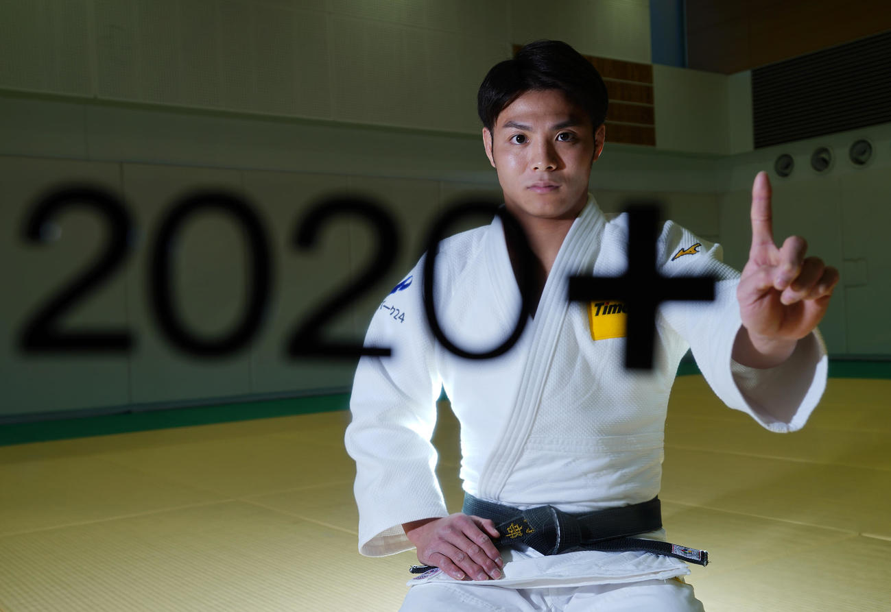 東京五輪出場を決めた柔道男子の阿部一二三は「2020＋」に指で1と添える（撮影・菅敏）