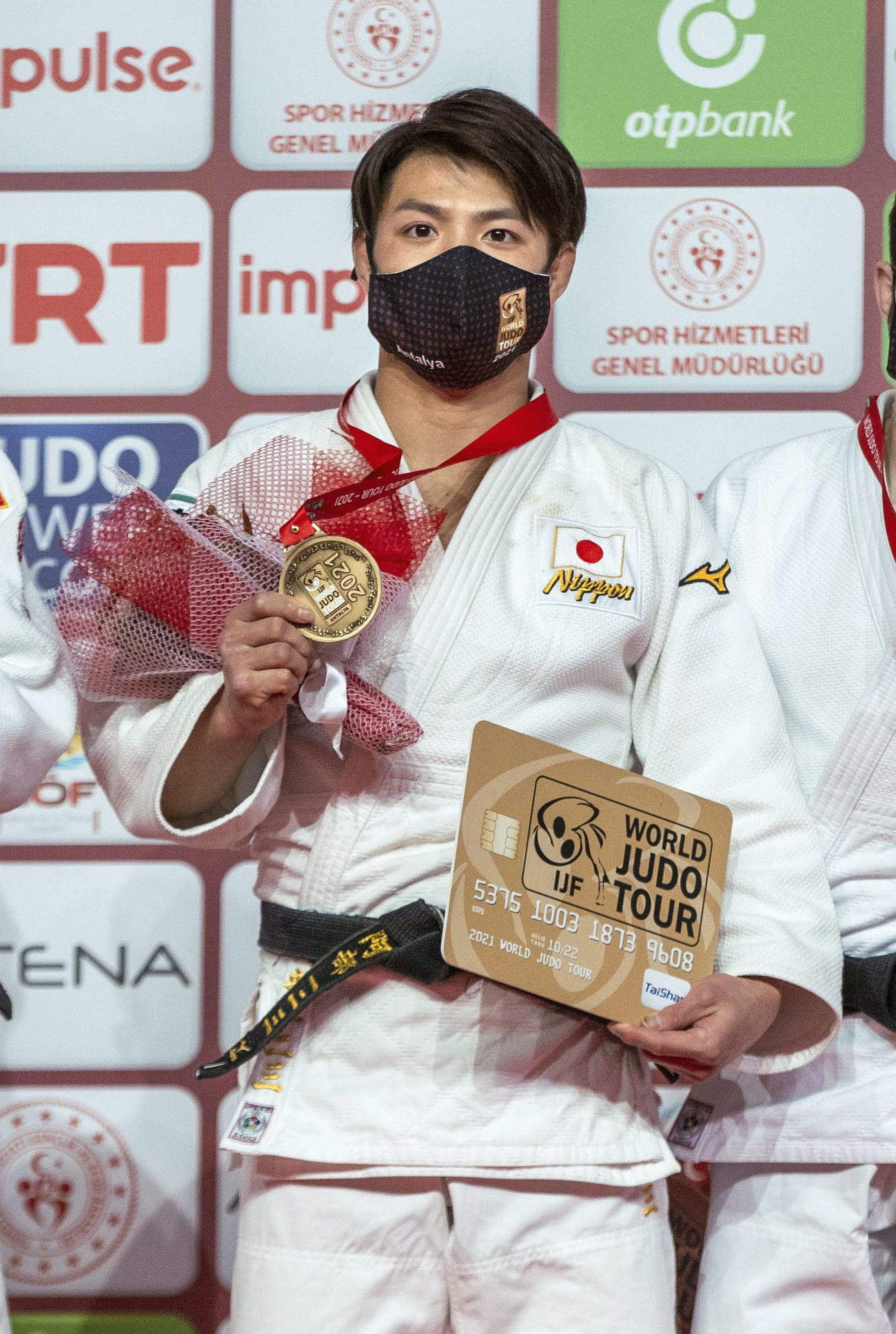 男子66キロ級で優勝し、表彰台で金メダルを手にする阿部一二三（国際柔道連盟提供・共同）