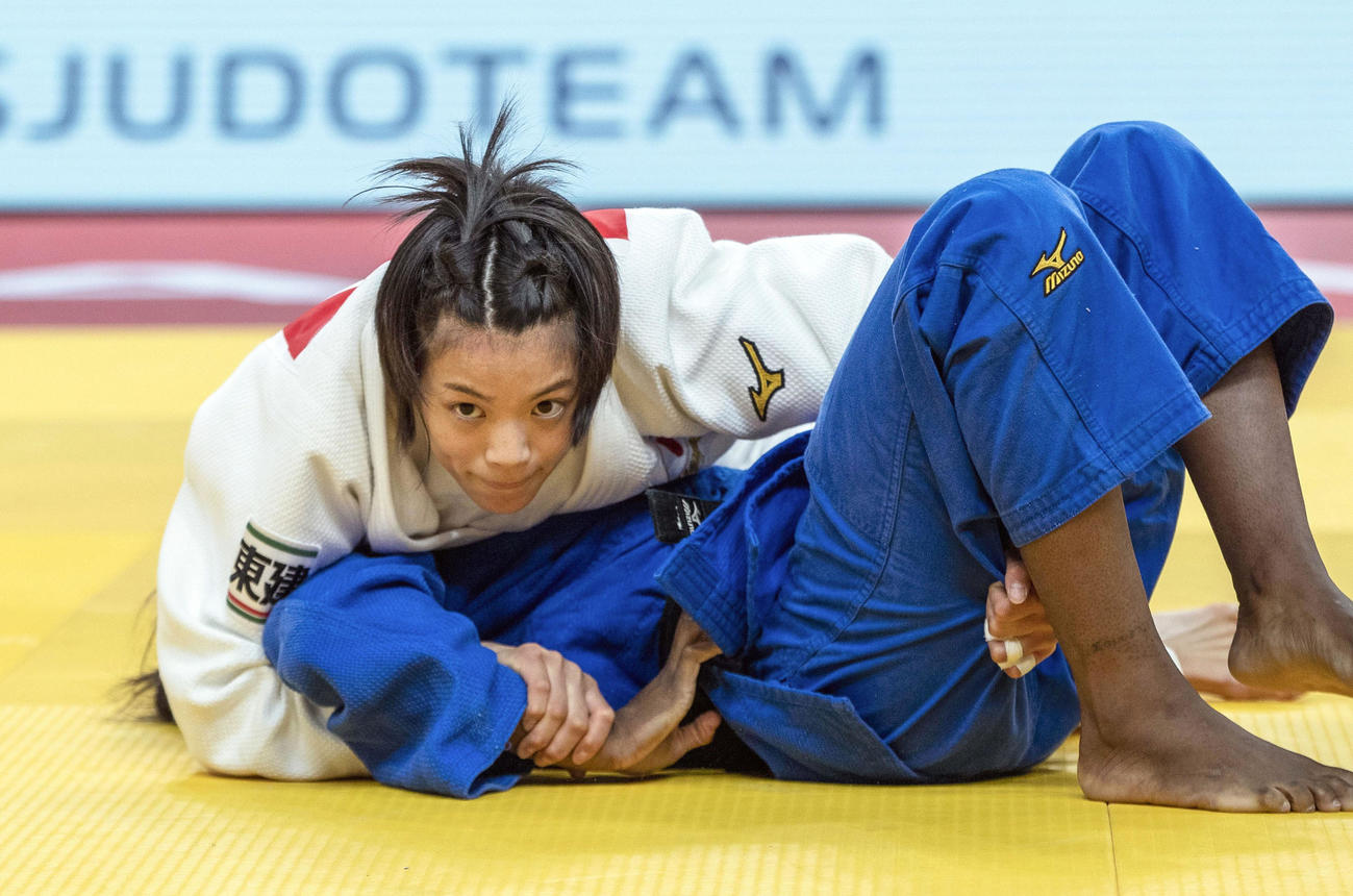 女子52キロ級　フランスのアストリド・ニェト（下）を破り優勝した阿部詩（国際柔道連盟提供・共同）