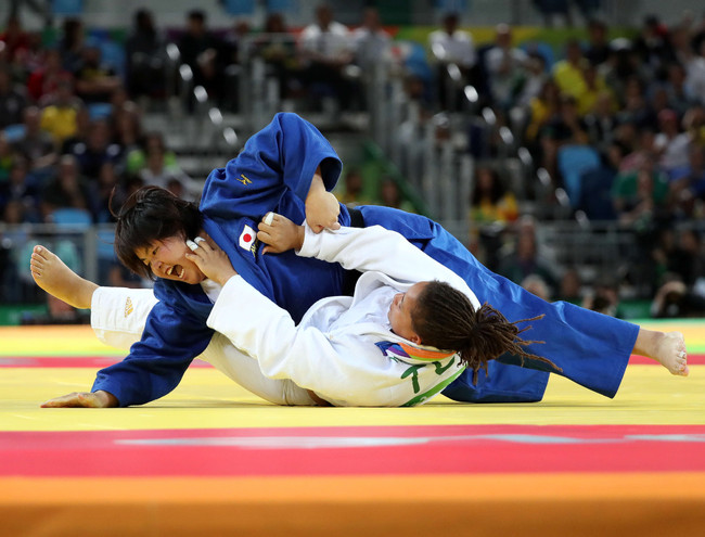 16年リオデジャネイロ五輪柔道女子78キロ超級・3位決定戦　サイトから大外刈りで技ありを獲得する山部（左）