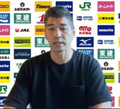 オンライン取材に応じる井上康生監督