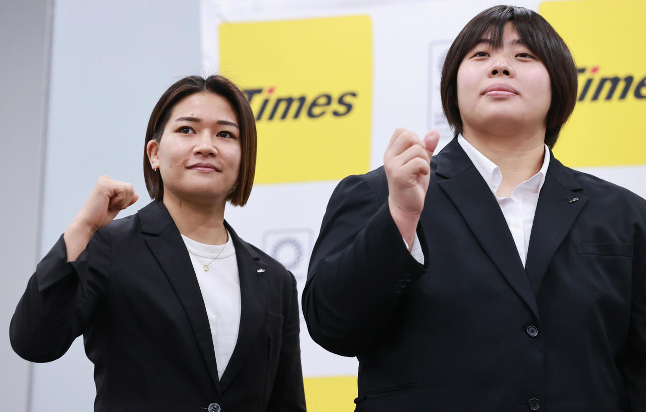 パーク24東京五輪壮行会でフォトセッションに納まる柔道日本代表女子48キロ級渡名喜（左）、女子78キロ超級素根（撮影・垰建太）