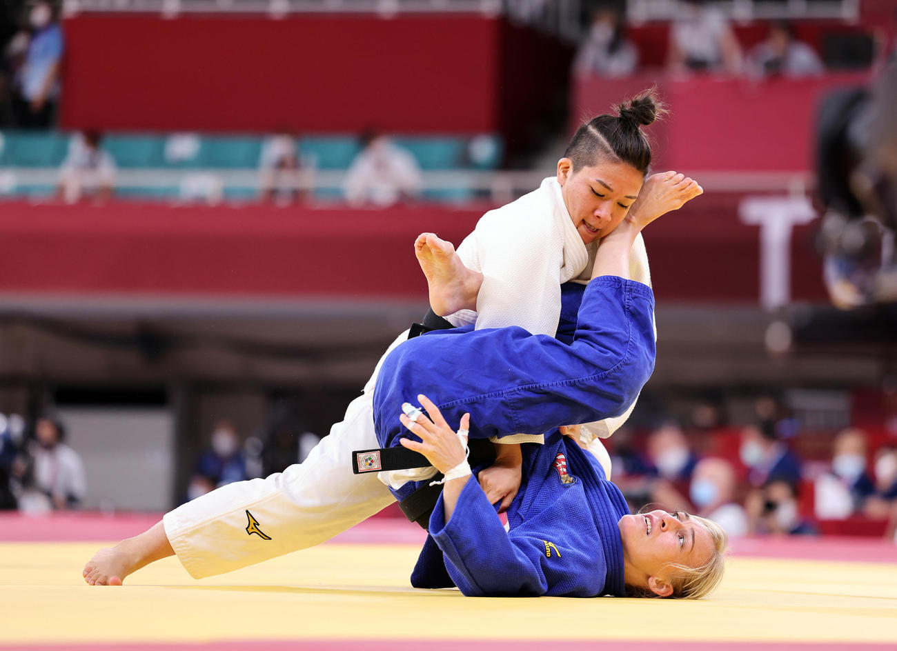 女子48キロ級2回戦　ハンガリーのチェルノビツキ（下）を攻め込む渡名喜（撮影・パオロ　ヌッチ）