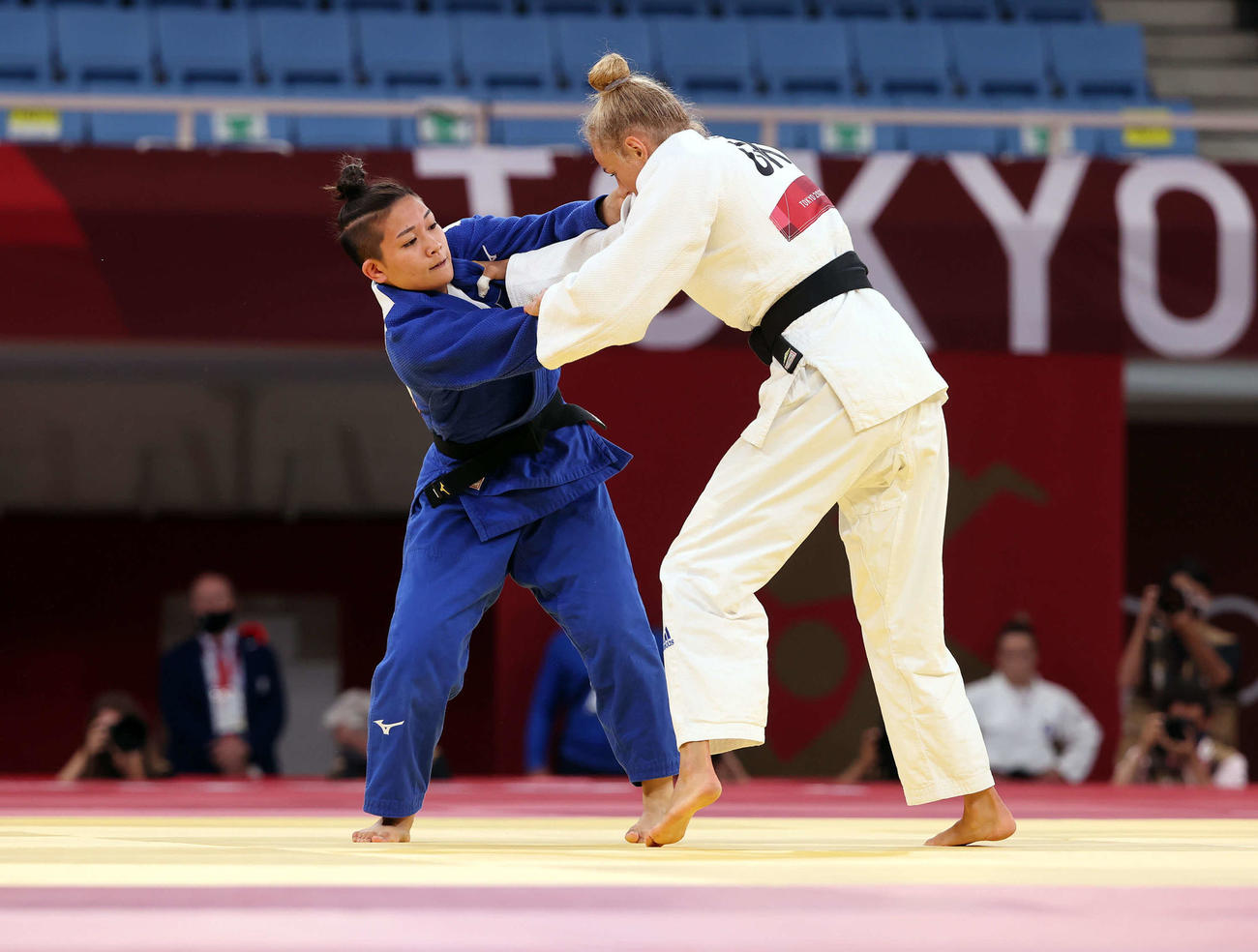 女子48キロ級準決勝　渡名喜はビロディドの体勢を崩しにかかる（撮影・パオロ　ヌッチ）