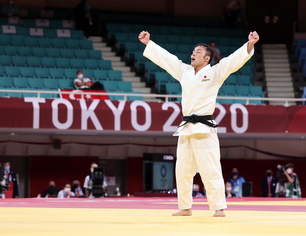 男子60キロ級準々決勝　チフビミアニの反則負けで準決勝進出を決め、ガッツポーズを見せる高藤（撮影・パオロ　ヌッチ）