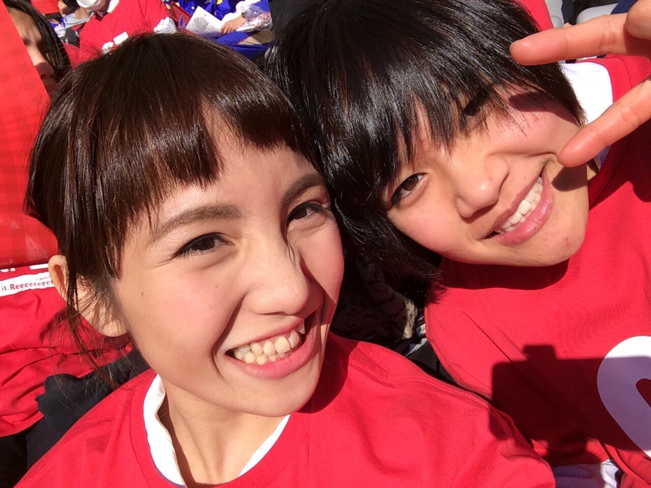 帝京大ラグビー部を応援する真喜志聖子さん渡名喜風南（右）