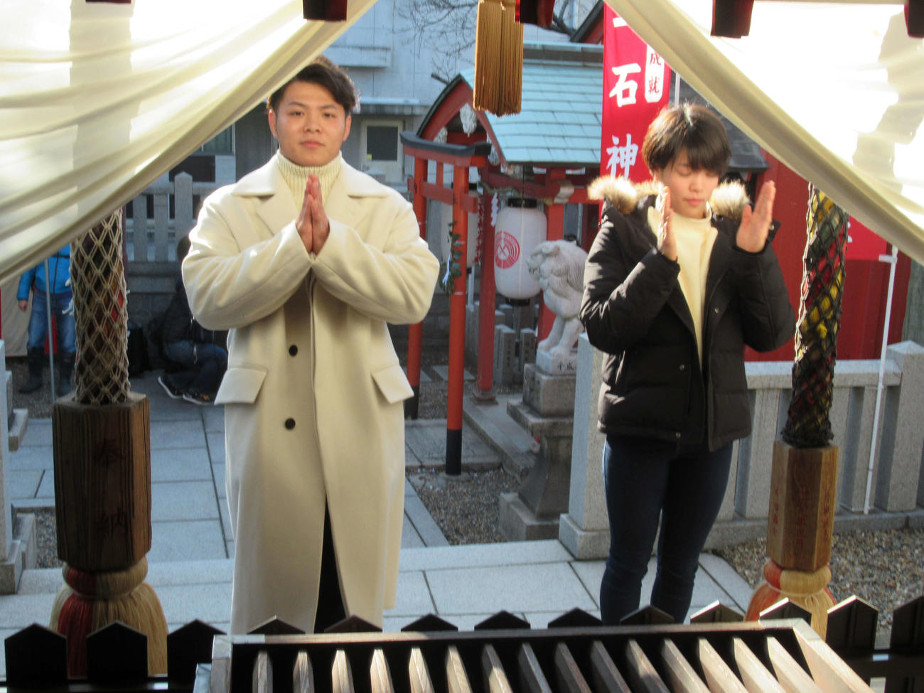 初詣で金メダルを祈願する柔道の阿部一二三（左）と詩のきょうだい（2020・1・2　神戸市三石神社　撮影・実藤健一）
