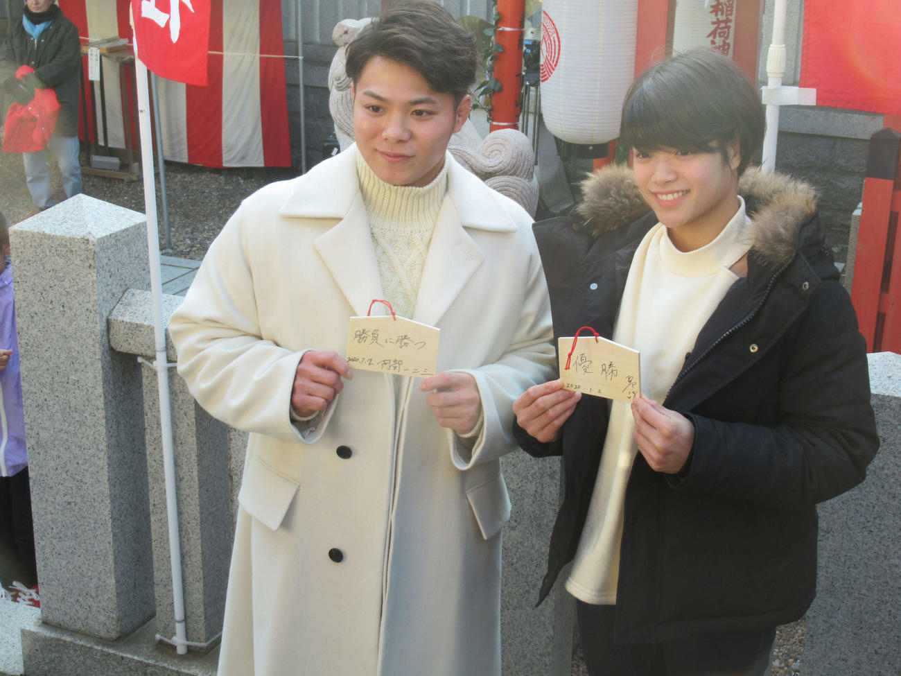 初詣で絵馬を奉納する柔道の阿部一二三（左）と詩きょうだい（2020・1・2　神戸市三石神社　撮影・実藤健一）