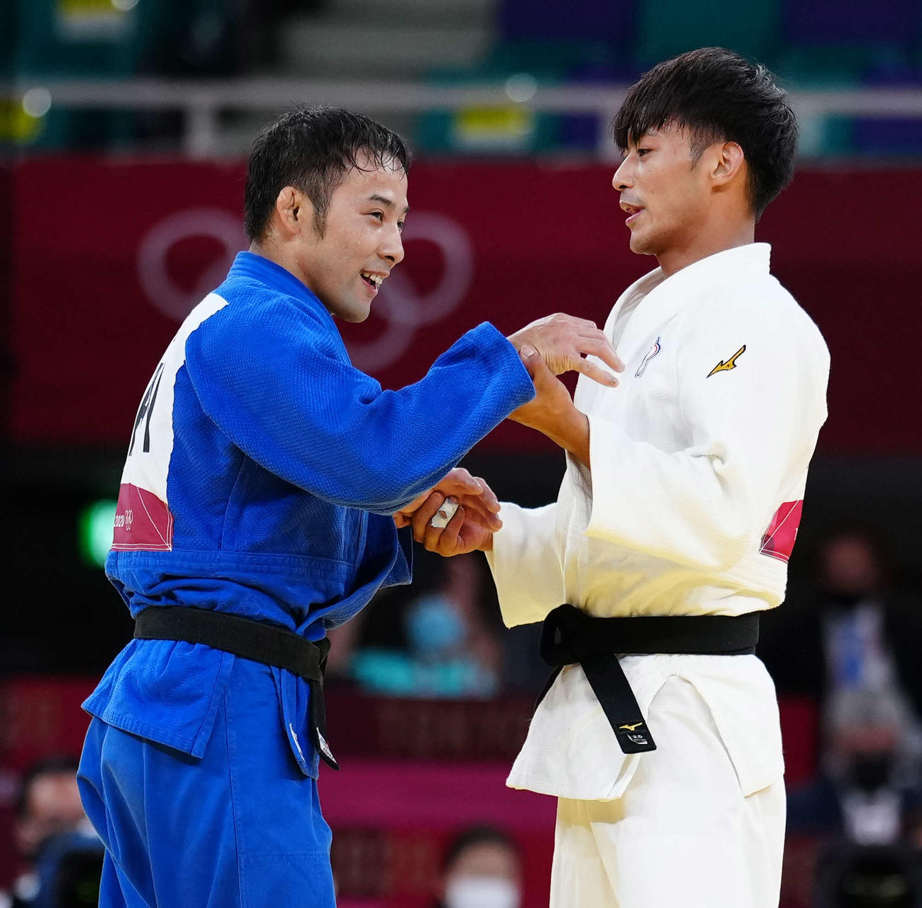 柔道男子60キロ級決勝で対戦した楊勇緯（右）をたたえる高藤（撮影・江口和貴）