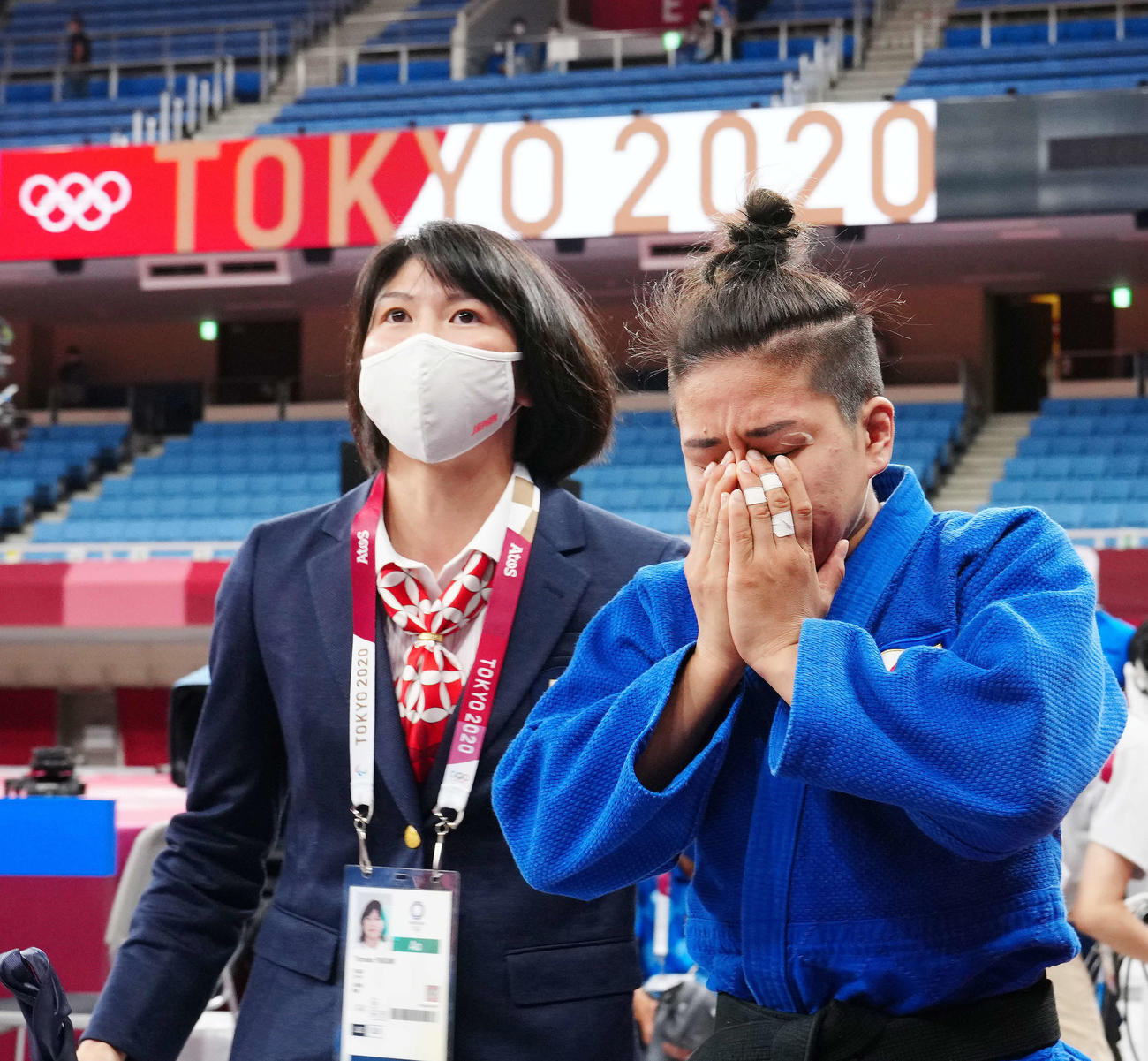 柔道女子48キロ級決勝、クラスニチに敗れ、涙を流しながら引き揚げる渡名喜（右）（撮影・江口和貴）