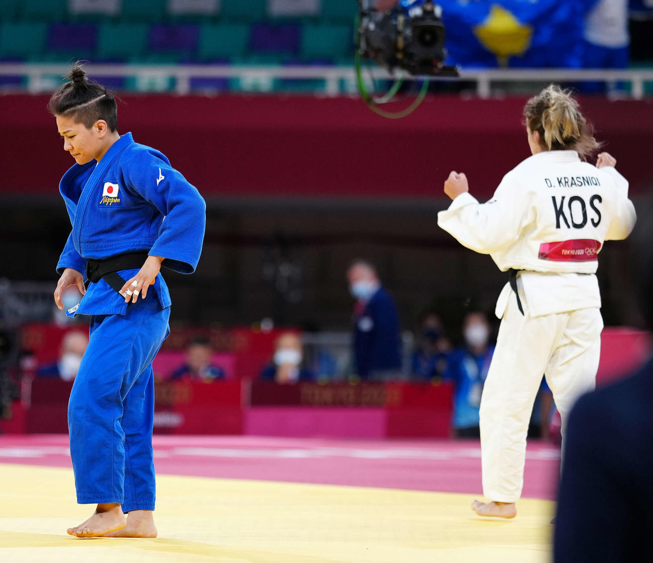 柔道女子48キロ級決勝、クラスニチ（右）に敗れた渡名喜（撮影・江口和貴）