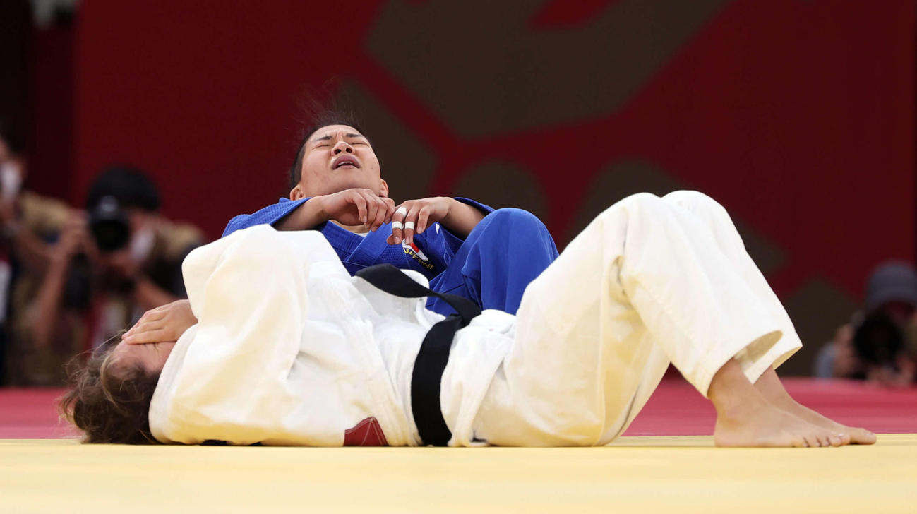 女子48キロ級決勝　クラスニチに敗れて銀メダルの渡名喜は悔しがる（撮影・パオロ　ヌッチ）