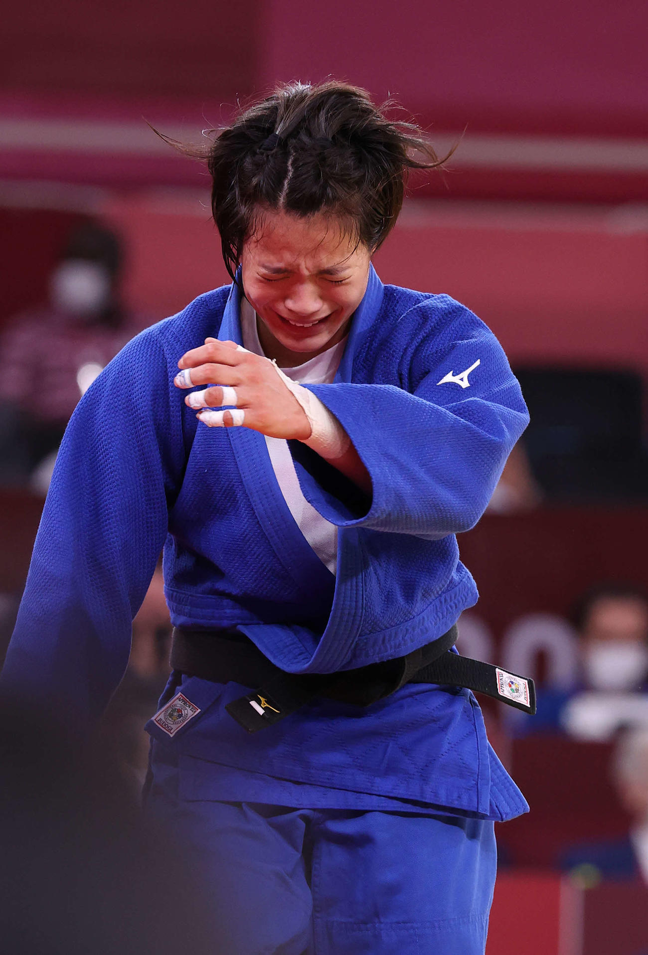 女子52キロ級決勝、ブシャールを破り金メダルを獲得した阿部詩は涙を見せる（撮影・河野匠）