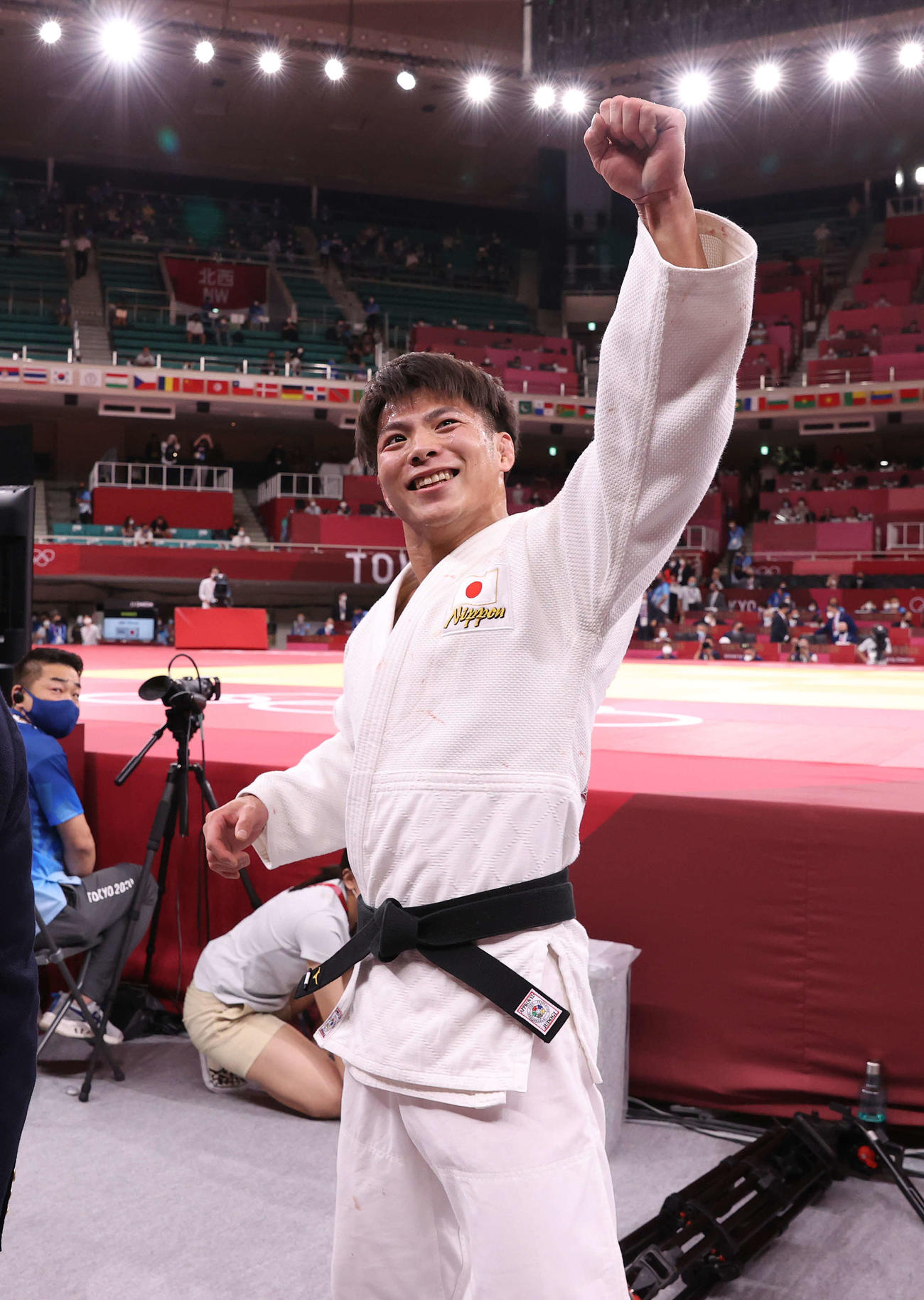 男子66キロ級決勝、マルグベラシビリを破り金メダルを獲得した阿部一はガッツポーズを見せる（撮影・河野匠）