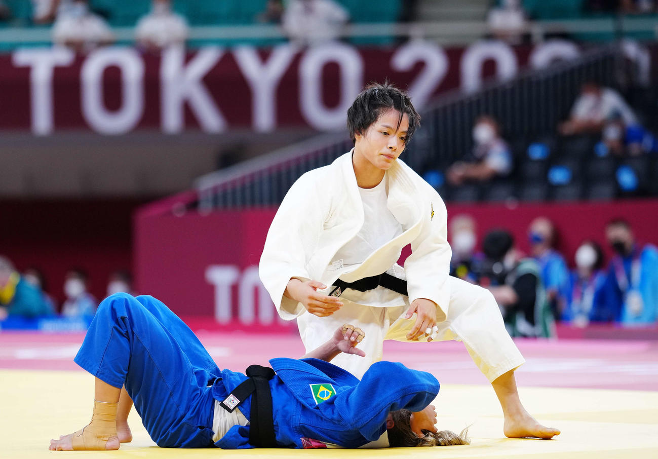 女子52キロ級2回戦でピメンタ（下）に一本勝ちした阿部詩（撮影・江口和貴）