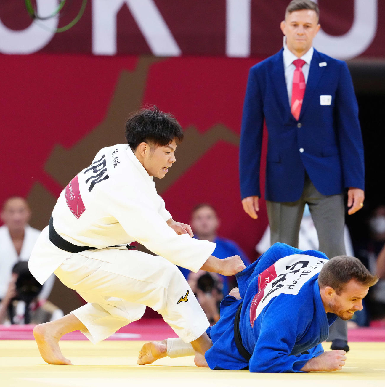 男子66キロ級2回戦でルブルク（右）と対戦し勝利した阿部一（撮影・江口和貴）