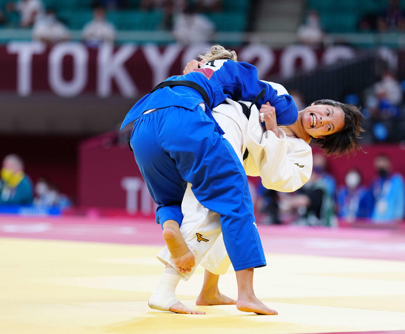 女子52キロ級2回戦でピメンタ（左）と対戦し初戦突破した阿部詩（撮影・江口和貴）