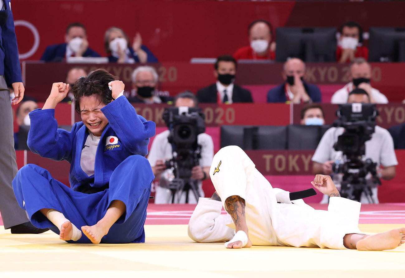 女子52キロ級決勝、ブシャール（右）を崩れけさ固めで破り喜びを爆発させる阿部詩（撮影・河野匠）