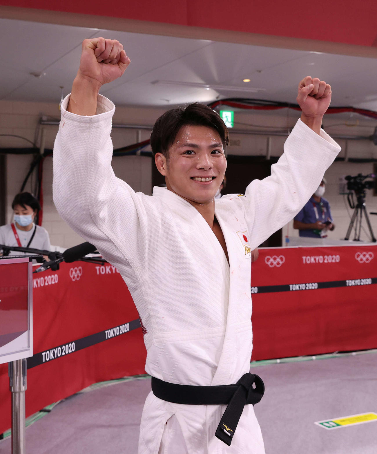 男子66キロ級決勝、マルグベラシビリを破り金メダルを獲得した阿部一はカメラに向かってガッツポーズ（撮影・河野匠）