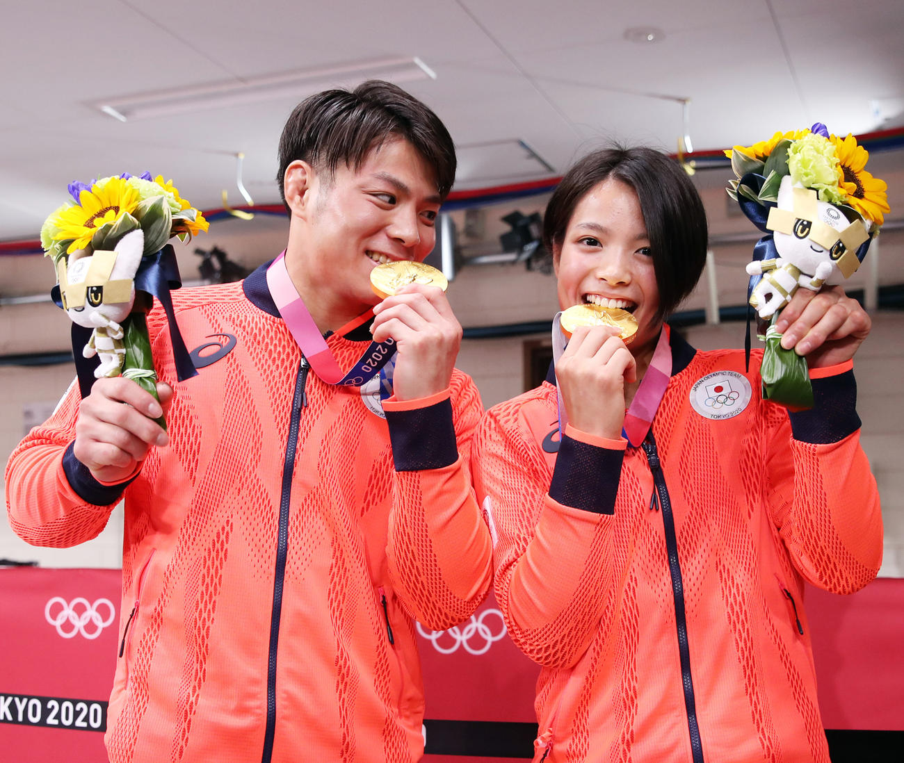 男子66キロ級の阿部一二三（左）と女子52キロ級の阿部詩は金メダルをかむしぐさを見せる（撮影・パオロ・ヌッチ）